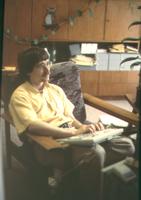 [Foto: Peter Gerwinski am Computer (von vorne)]